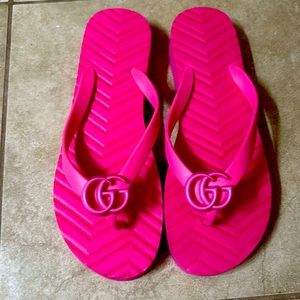Hot pink designer chevron beach sandal GG signature brand new never worn
